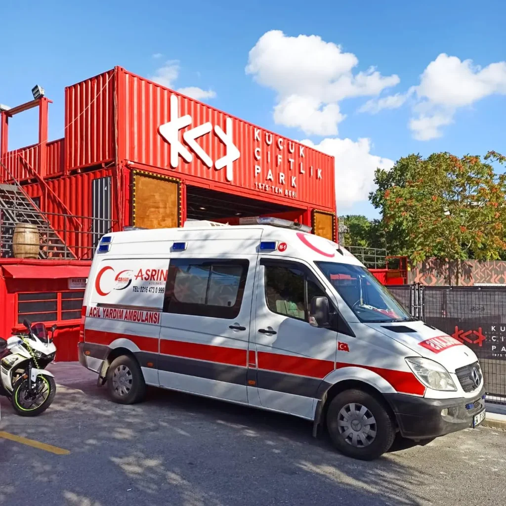 Organizasyon alanında görevli ambulans